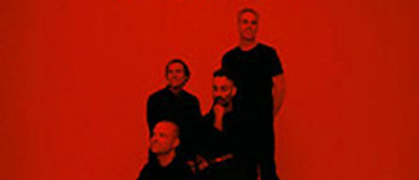 Vier Personen vor rotem Hintergrund mit großem schwarzen Schriftzug über ihnen