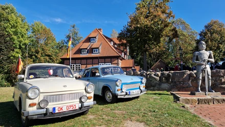 ausstellung-ostfahrzeuge-burg-bodenteich-foto-kv-bad-bodenteich-ccbysa.jpg