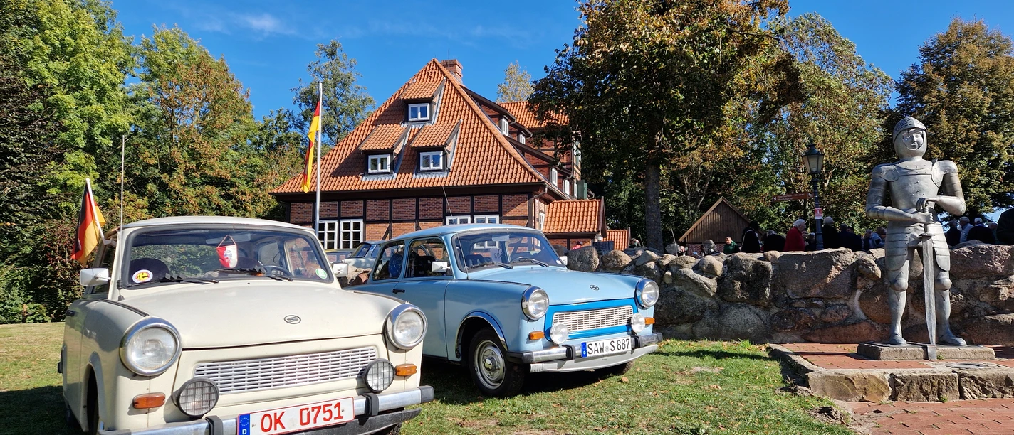 ausstellung-ostfahrzeuge-burg-bodenteich-foto-kv-bad-bodenteich-ccbysa.jpg