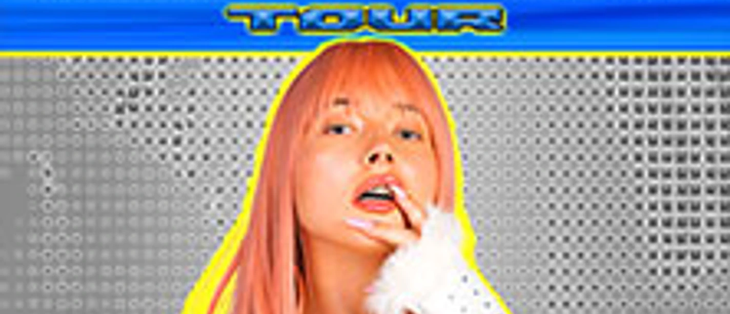 Poster mit Person mit pinkem Haar vor grafischem Hintergrund und futuristischem Tour‑Schriftzug