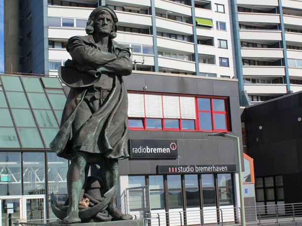Denkmal Entdecker Christoph Columbus in Bremerhaven vor dem Columbus Shopping-Center