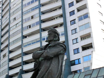 Denkmal Columbus Denkmal IMG_8899 (c) Lena Mühlan_Erlebnis Bremerhaven_WEB.jpg Denkmal Entdecker Christoph Columbus vor dem Columbus Shopping-Center in Bremerhaven
