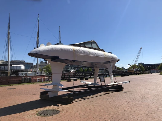 WSS10 Tragflügelboot Deutsches Schifffahrtsmusem Tragflügelboot (c) Mailin Knoke_WEB.jpg Tragflügelboot WSS10 aufgeständert im Museumshafen Bremerhaven vor blauem Himmel und Schiffsmasten.