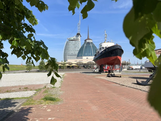 Museumsschiff Stier im Hafen Bremerhaven vor dem Deutschen Schifffahrtsmuseum bei blauem Himmel.