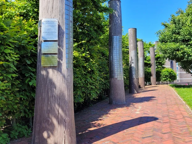 Gedenkdalben 20220603_141359 (c) Tanja Mehl_Erlebnis Bremerhaven_WEB.jpg Gedenkdalben im Schleusengarten in Bremerhaven