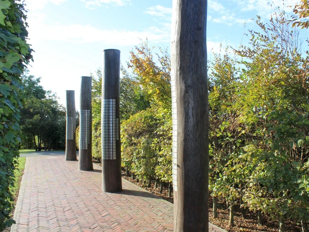 Gedenkdalben IMG_7855 (c) Tanja Mehl_Erlebnis Bremerhaven_WEB.jpg Gedenkdalben im Schleusengarten in Bremerhaven