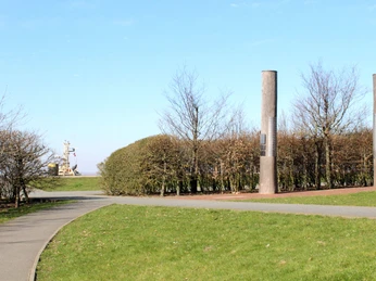 Gedenkdalben_2 (c) Maja Herwig_Erlebnis Bremerhaven_WEB.jpg Blick durch den Schleusengarten mit den Gedenkdalben auf die Weser