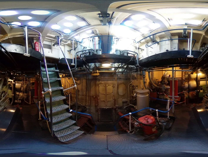 Seefalke R0011150 (c) Helmut Gross_Erlebnis Bremerhaven_WEB.jpg Maschinenraum des Hochseeschleppers Seefalke mit Metalltreppen, Rohrsystemen und Technikbeleuchtung.