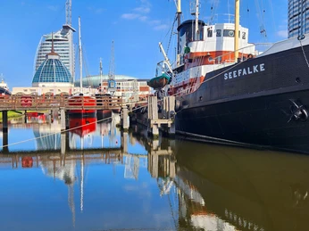 Seefalke 20240618_101329 (c) Dagmar Brandenburg_Erlebnis Bremerhaven_WEB.jpg Historischer Hochseeschlepper Seefalke im Museumshafen Bremerhaven vor moderner Stadtkulisse