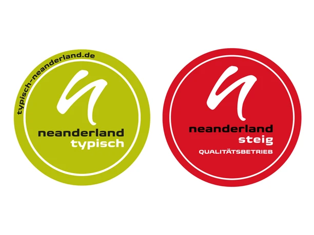 Dieser Betrieb trägt das TYPISCH neanderland Siegel und ist neanderland STEIG Qualitätsbetrieb. Zwei Siegel: "neanderland typisch" in Grün und "neanderland STEIG Qualitätsbetrieb " in Rot.