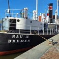 Rau IX RAUXI_NeuerHafen_GR (c) Annica Müllenberg_DSM_WEB.jpg Schwarzer Fischdampfer Rau IX im Neuen Hafen Bremerhavens, fest vertäut an der Kaimauer bei Sonne.