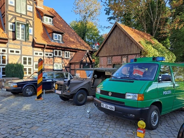ausstellungdienstfahrzeuge-ost-west-burg-bodenteich-foto-ccbysa.jpg