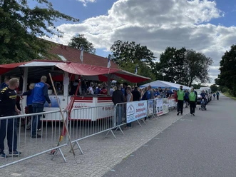 das-sommerfest-in-wiesederfehn-zog-im-vergangenen-jahr-die-menschen-an-.jpg Menschen stehen bei sonnigem Wetter an Verkaufsständen und Imbisswagen beim Sommerfest in Wiesederfehn.