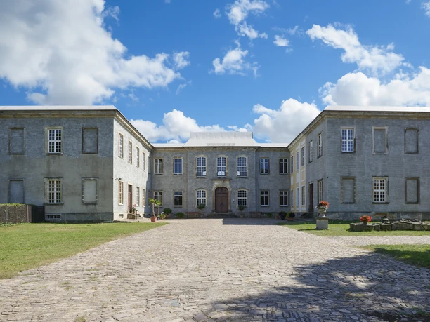 Le château baroque de Dahlen sous un ciel bleu.