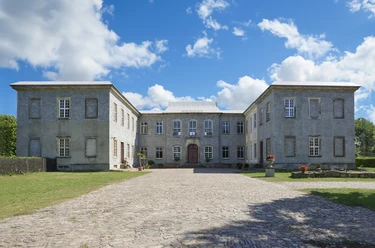 Schloss Dahlen - Schlösser in der Region Leipzig Das Barockschloss Dahlen unter blauem Himmel.