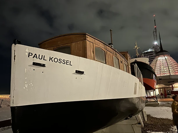 Paul Kossel Seemannsgarn Legenden und Meer IMG_4940 (c) Mailin Knoke_Erlebnis Bremerhaven_WEB.jpg Historisches Museumsschiff Paul Kossel im nächtlich beleuchteten Museumshafen Bremerhaven