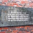 Mahnmal Gespensterschiff 1 (c) Archiv Erlebnis Bremerhaven_WEB.jpg Gedenktafel an das Gespensterschiff in Bremerhaven