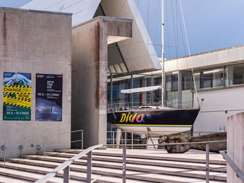 Diva Instawalk BHV_DSM 08 (c) Jens Sienknecht_Erlebnis Bremerhaven_WEB.jpg Segelyacht Diva vor dem modernen Gebäude des Deutschen Schifffahrtsmuseums in Bremerhaven