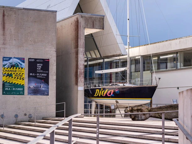 Diva Instawalk BHV_DSM 08 (c) Jens Sienknecht_Erlebnis Bremerhaven_WEB.jpg Segelyacht Diva vor dem modernen Gebäude des Deutschen Schifffahrtsmuseums in Bremerhaven