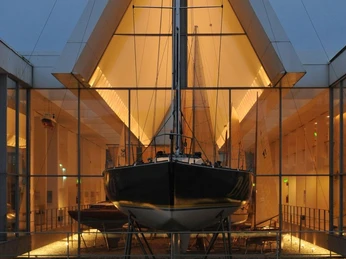 Diva DSM_Hochseeyacht_DIVA_EgbertLaska_bearbeitet_WEB.jpg Segelyacht DIVA im beleuchteten Ausstellungspavillon des Deutschen Schifffahrtsmuseums Bremerhaven.