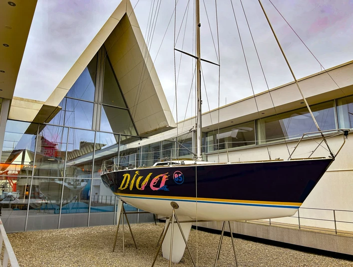 Diva IMG_5935 (c) Tanja Mehl_Erlebnis Bremerhaven_WEB.jpg Segelyacht „Diva“ aufgeständert vor moderner Glasfassade im Museumshafen des Deutschen Schifffahrtsmuseums.