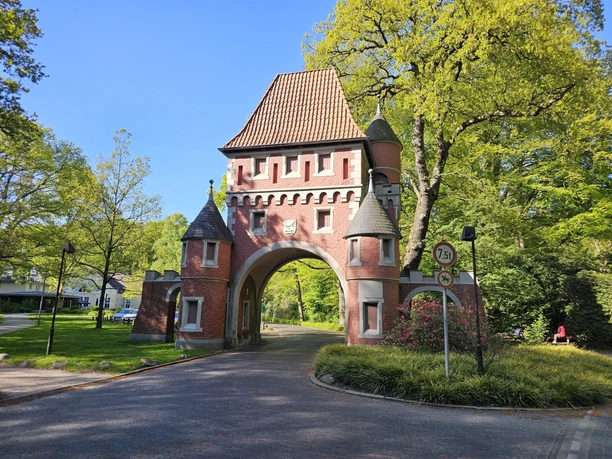 Parktor 20250430_171053 (c) Tanja Mehl_Erlebnis Bremerhaven_WEB.jpg Parktor am Gesundheitspark Speckenbüttel in Bremerhaven