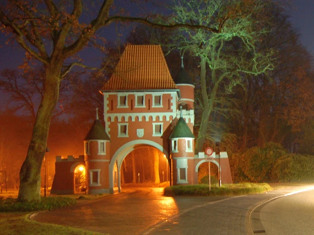 Parktor Tor Speckenbüttler Park 239564_original_R_K_by_Danny König_pixelio.de_WEB.jpg Beleuchtetes Parktor am Gesundheitspark Speckenbüttel in Bremerhaven