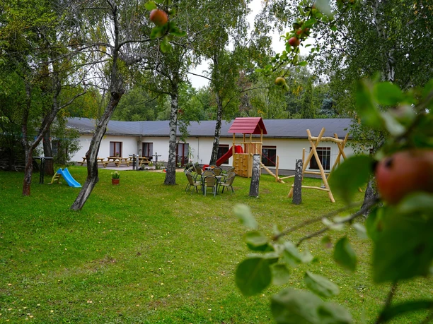 Garten mit Spielplatz