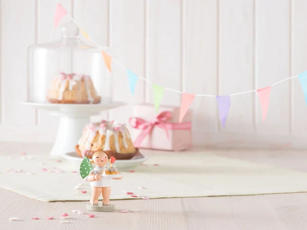 Engel mit Kuchen und Herz