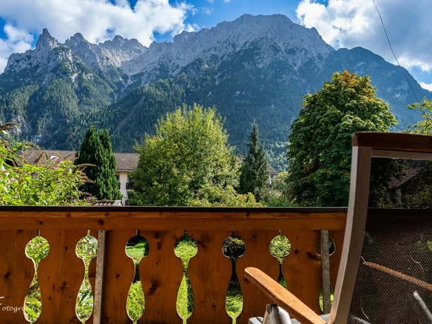 Balkon mit Blick auf das Karwendelgebirge