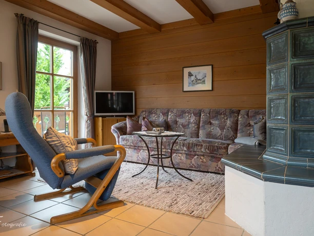 Wohnecke mit Kachelofen