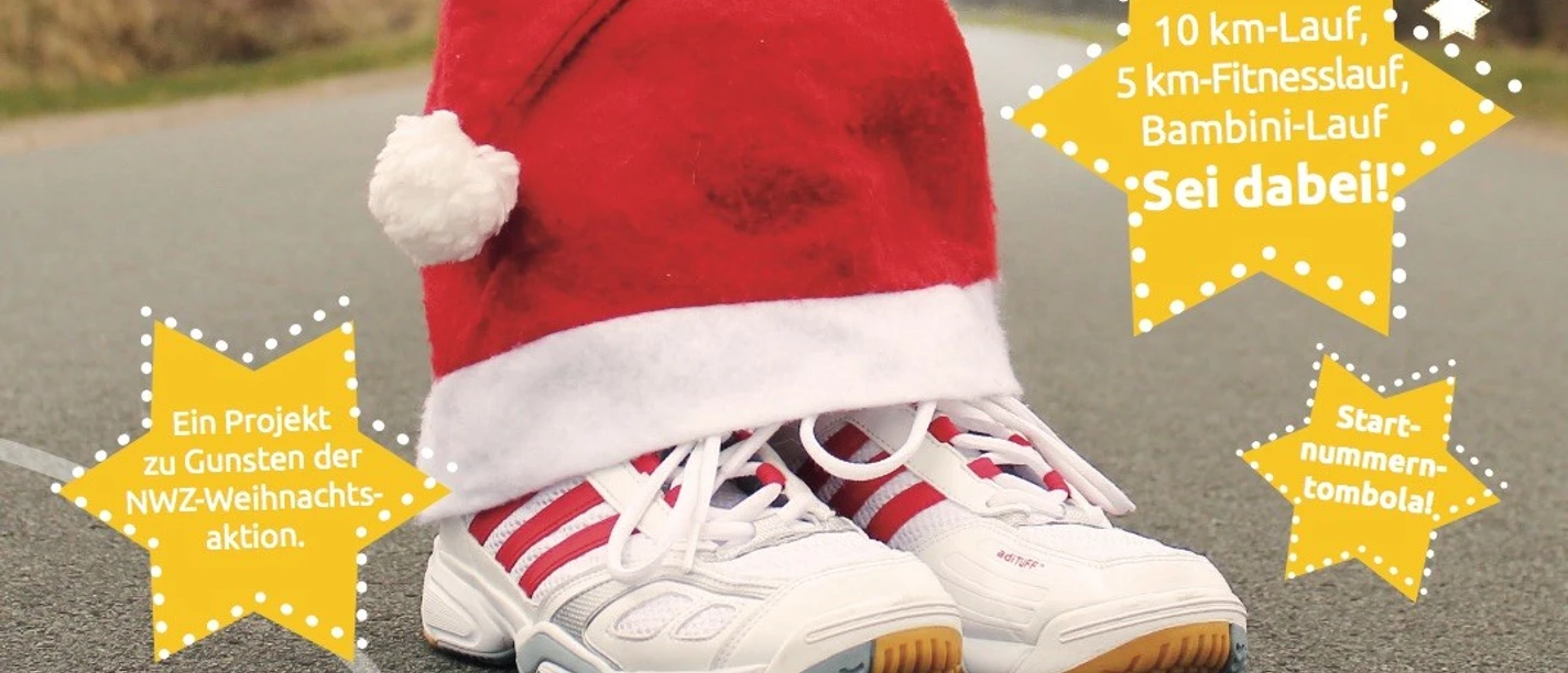 Weihnachtsmützenlauf.jpeg Zwei Sportschuhe mit Weihnachtsmütze auf einer Straße, umgeben von gelben Sternen mit Laufinfos.