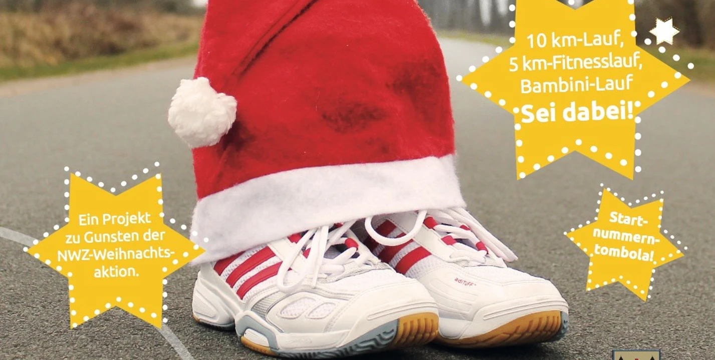 Weihnachtsmützenlauf.jpeg Zwei Sportschuhe mit Weihnachtsmütze auf einer Straße, umgeben von gelben Sternen mit Laufinfos.