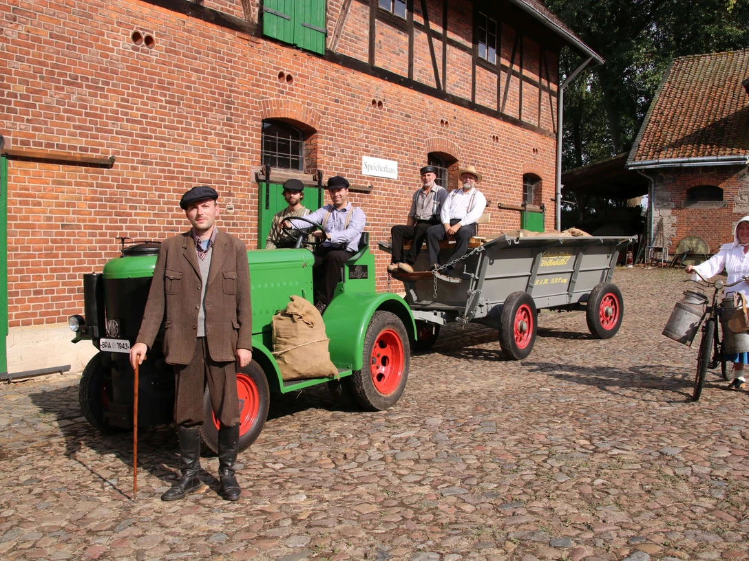 MIAG SH40 mit Welger Ganzstahlwagen.jpg