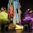 Summ und Brumm_Kindertheater (c)Theater Marabu.jpg Zwei Darsteller sitzen wie bunte Bienen verkleidet auf einer Theaterbühne.