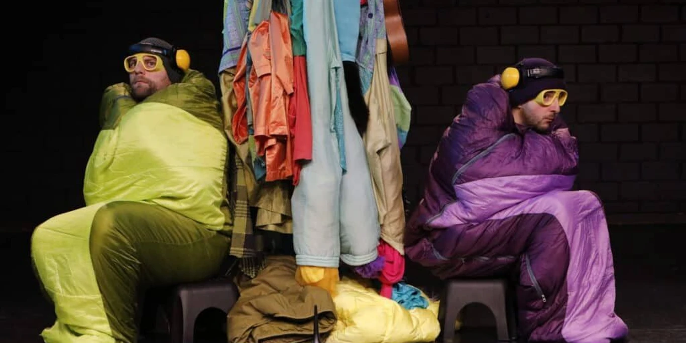 Summ und Brumm_Kindertheater (c)Theater Marabu.jpg Zwei Darsteller sitzen wie bunte Bienen verkleidet auf einer Theaterbühne.