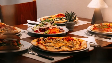 ristorante-brienzza-tisch-pizzas-gedeck.jpg