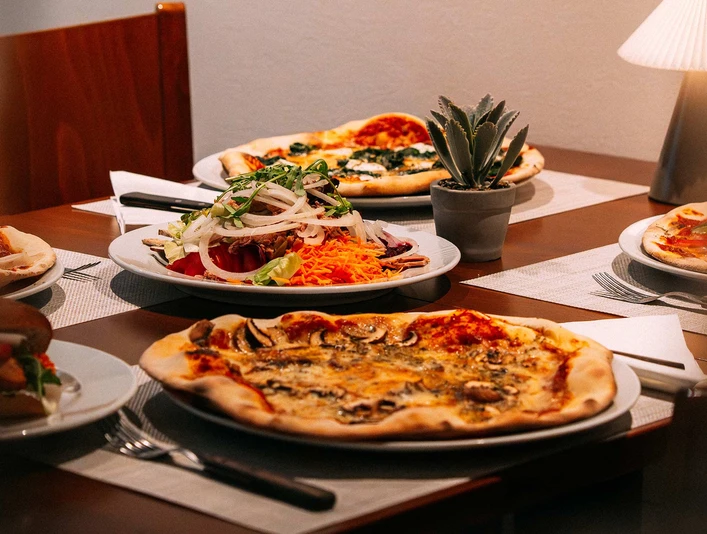 ristorante-brienzza-tisch-pizzas-gedeck.jpg