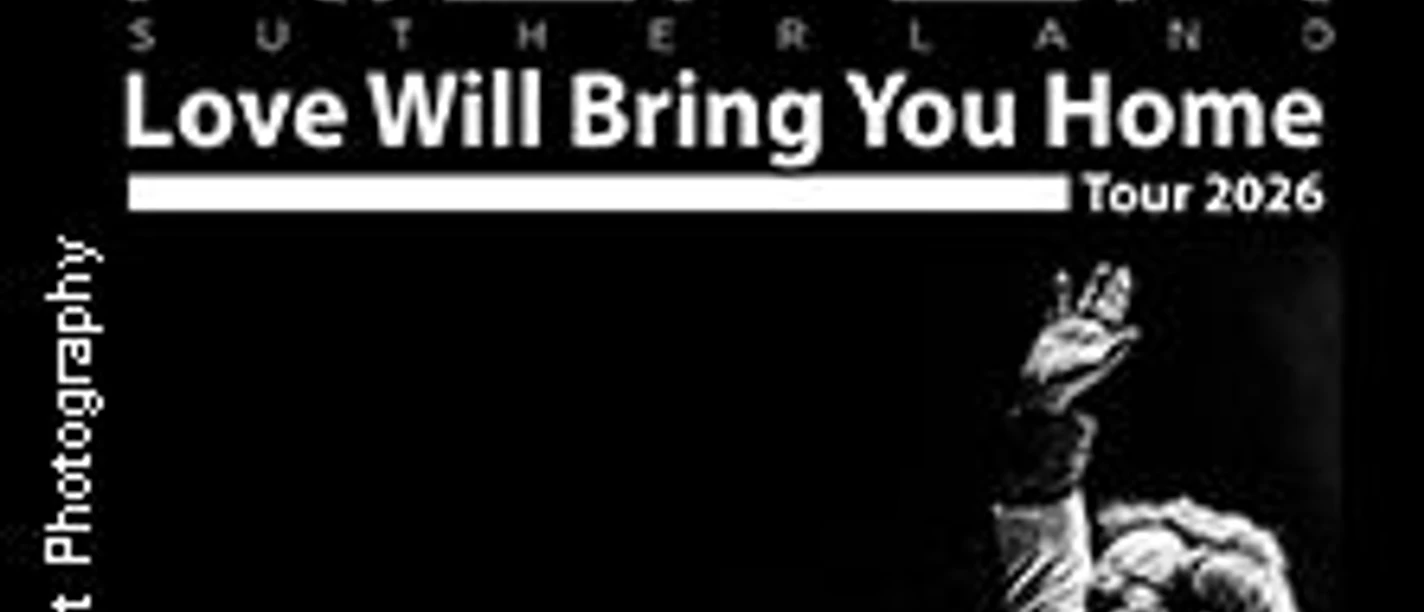 Schwarzweiß-Poster mit singendem Künstler auf Bühne und erhobener Hand vor dunklem Hintergrund