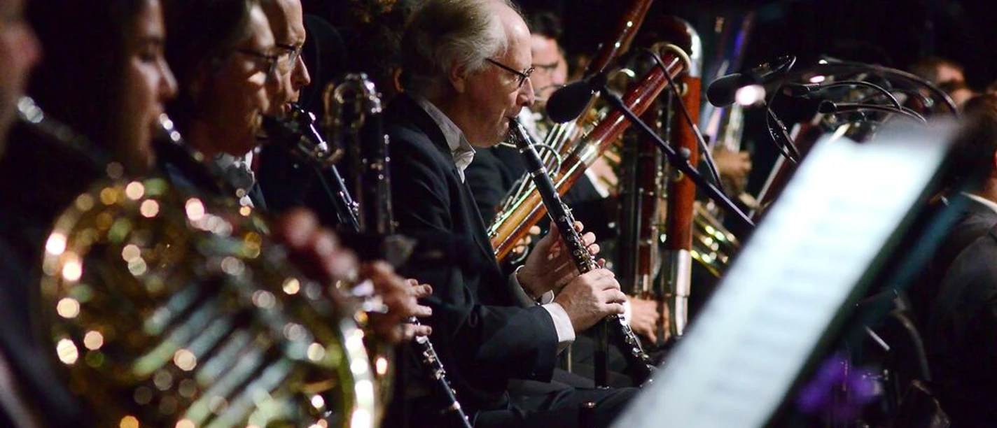 Nahaufnahme von Musikern mit Blasinstrumenten des Aachener Sinfonieorchesters, die während des Spielens auf ihre Noten schauen.