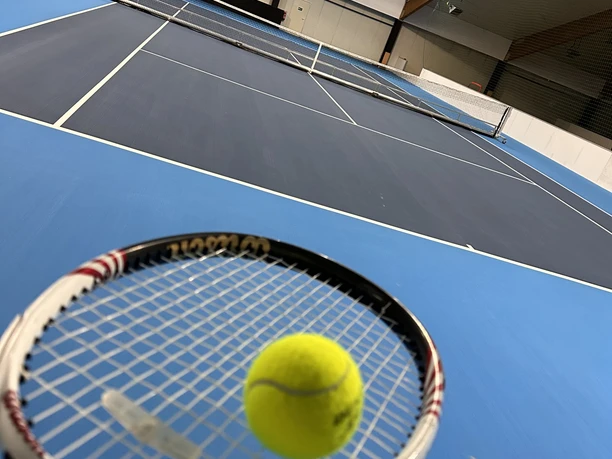 Wesersportpark Tennisplatz und -Ball.jpeg