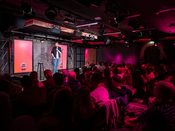 Der NightWash club in Aktion Person auf Bühne vor Publikum