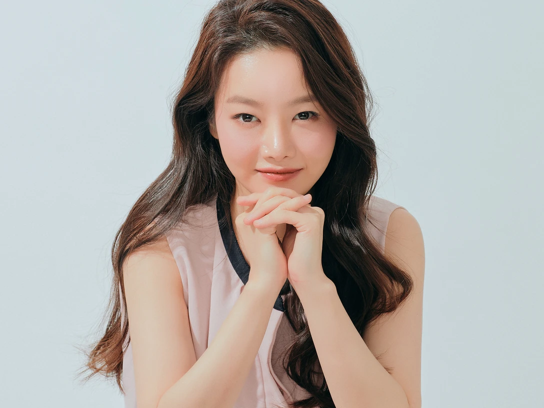 Bomsori Porträt einer jungen Frau mit langen Haaren und gefalteten Händen