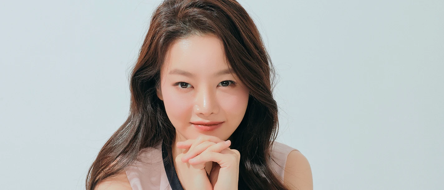 Bomsori Porträt einer jungen Frau mit langen Haaren und gefalteten Händen