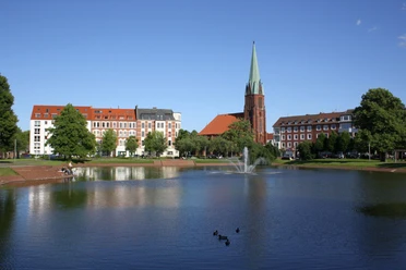 Christuskirche Holzhafen mit Christuskirche_1 (c) Tanja Albert_Erlebnis Bremerhaven_WEB.jpg Blick über den Holzhafen auf die Christuskirche in Bremerhaven