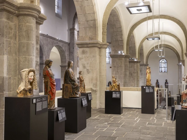 Museum Schnütgen Köln Ausstellungsraum mit mittelalterlichen Skulpturen in einer romanischen Halle