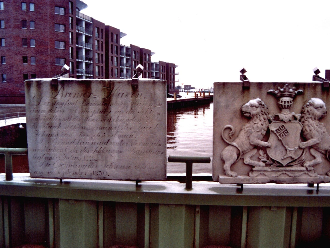 Gedenktafel Schleuse Alter Hafen 1_WEB.jpg Gedenktafel und Wappen