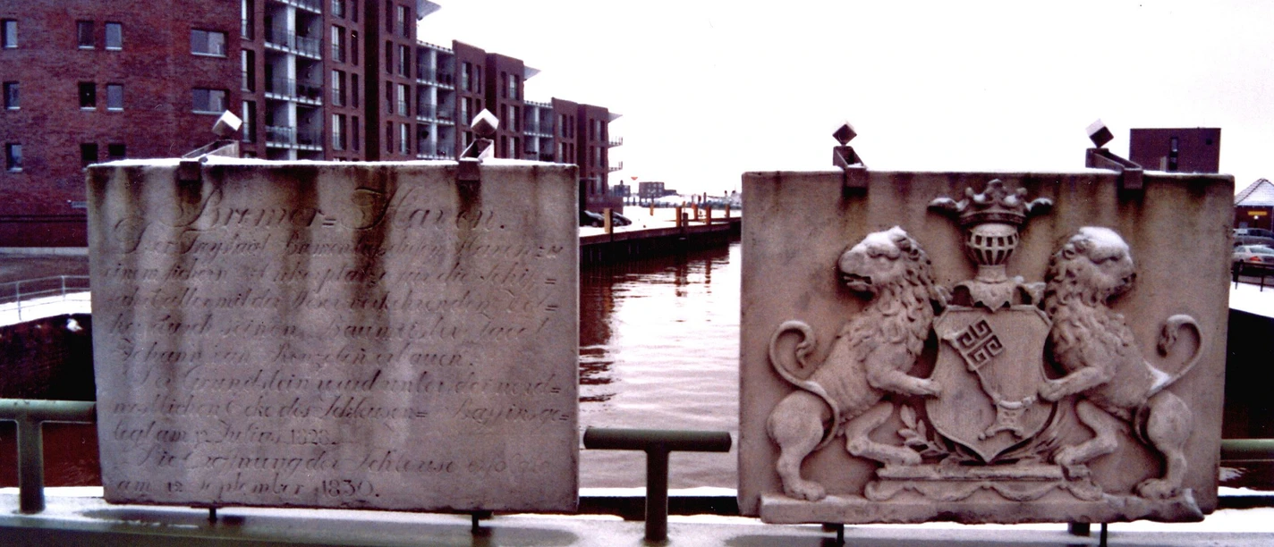Gedenktafel Schleuse Alter Hafen 1_WEB.jpg Gedenktafel und Wappen