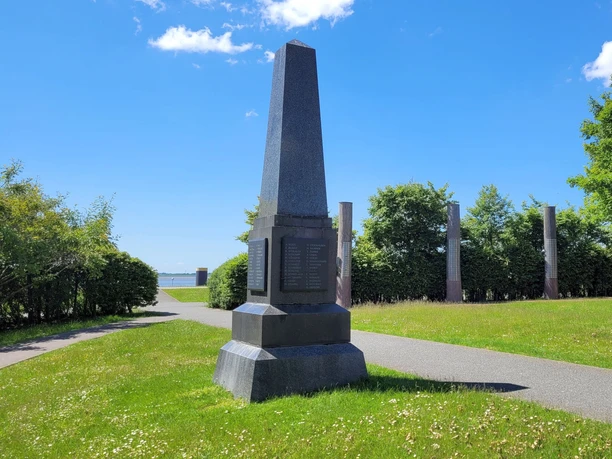 Obelisk 20220603_141316 (c) Tanja Mehl_Erlebnis Bremerhaven_WEB.jpg Obelisk im Schleusengarten mit Gedenkdalben im Hintergrund