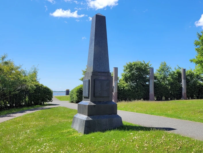 Obelisk 20220603_141316 (c) Tanja Mehl_Erlebnis Bremerhaven_WEB.jpg Obelisk im Schleusengarten mit Gedenkdalben im Hintergrund